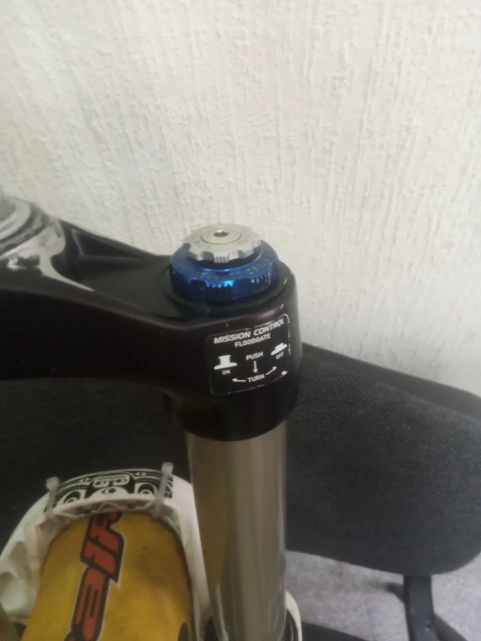 Вилка RockShox Totem Coil 180 мм 26" фото 4