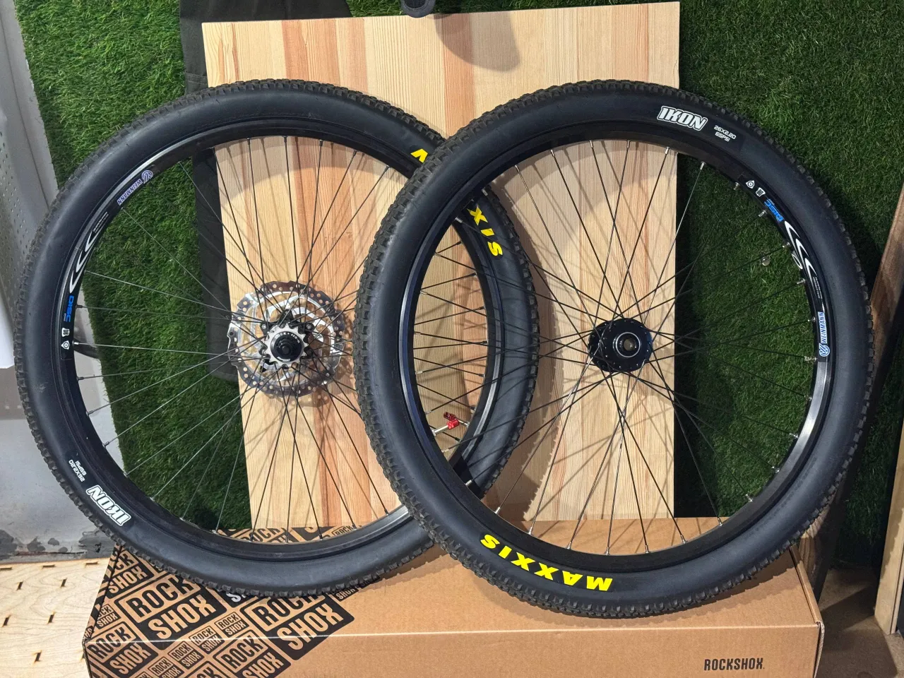 Колеса 26" + покришка Maxxis Icon + Revers Single speed kit фото 1