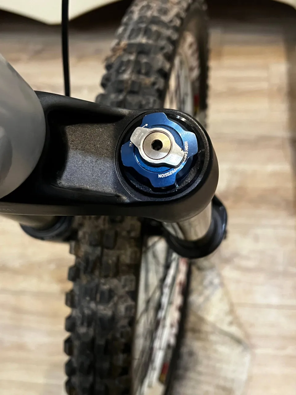 Вилка Rock Shox Totem RC2 DH фото 4