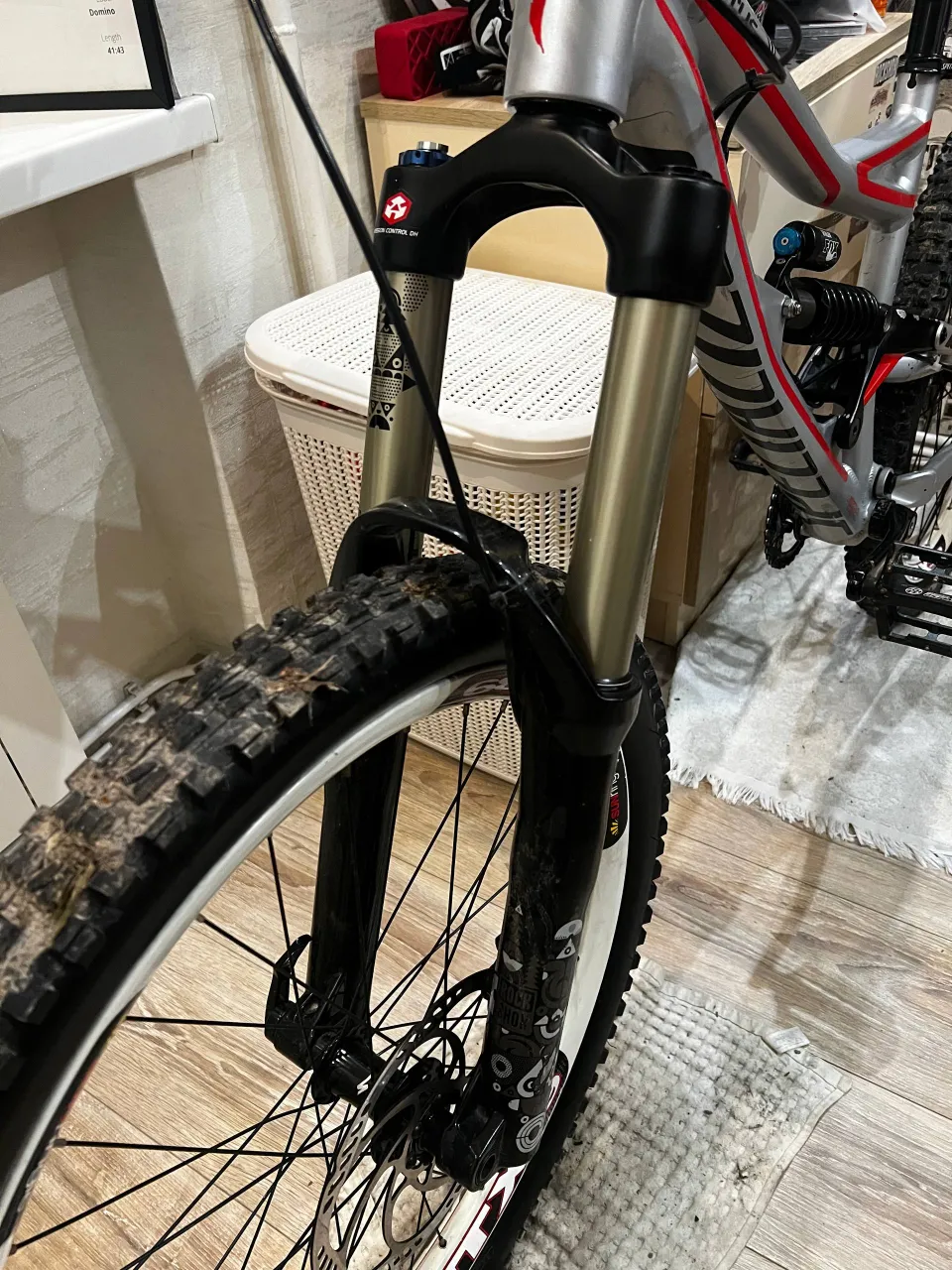 Вилка Rock Shox Totem RC2 DH фото 1