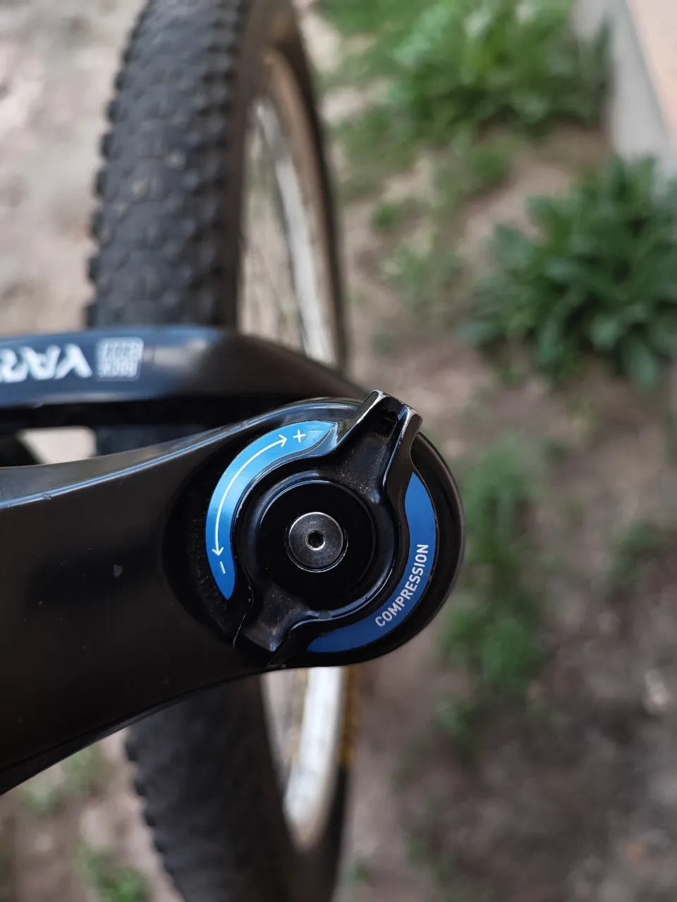 Rock Shox Yari RL вилка 27.5 95mm 15x110 фото 3