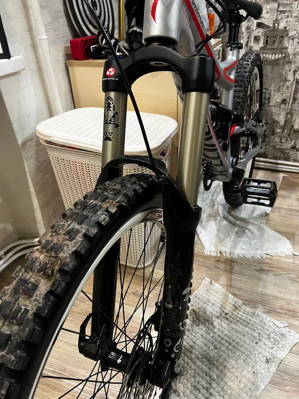 Rock Shox Totem RC2 DH вилка 180 мм фото 1