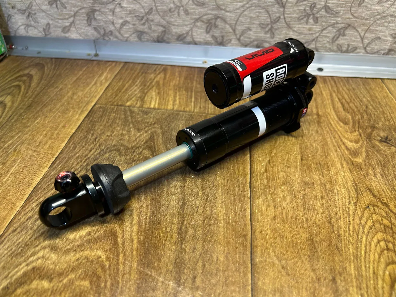 Амортизатор Rock Shox Vivid R2C 241x76 мм фото 6