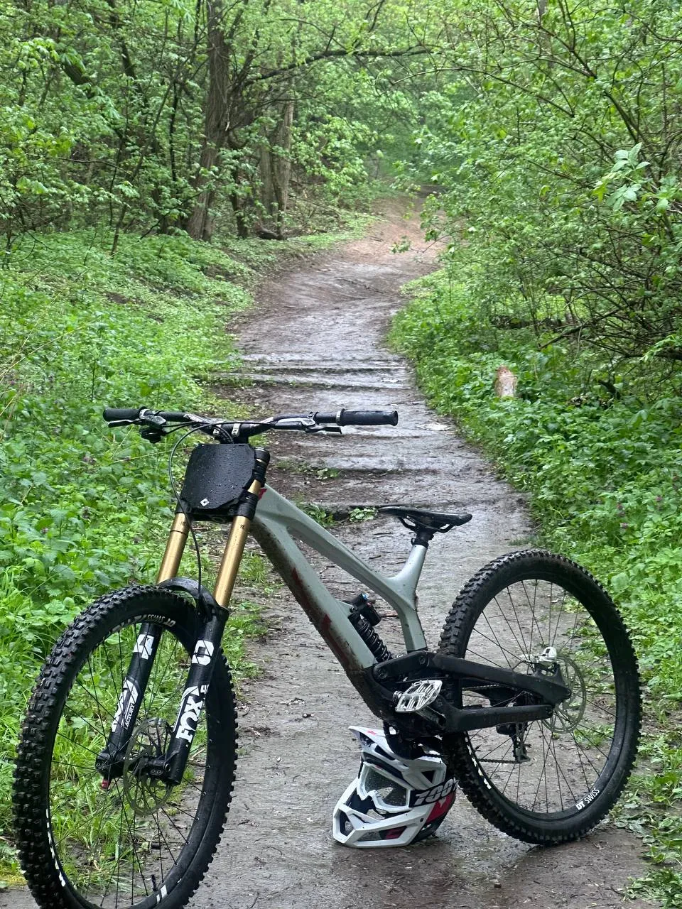 YT Tues CF Pro Race XL на Commencal Meta V4.2 Ride AM L-XL фото 2