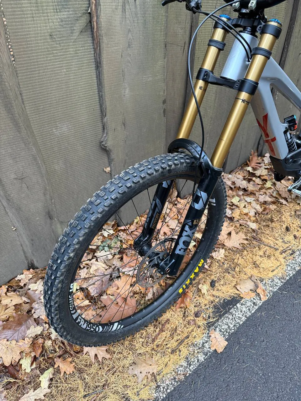 YT Tues CF Pro Race XL фото 2