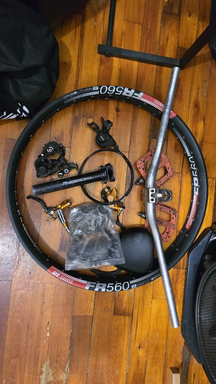 DT Swiss 560 обода + винос та руль + педалі Raceface Atlas + гальмо Hope V4 + трансмісія Shimano + касета та ланцюг + пі фото 1