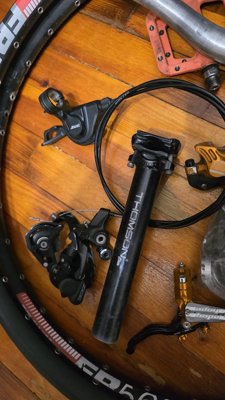 DT Swiss 560 обода + винос та руль + педалі Raceface Atlas + гальмо Hope V4 + трансмісія Shimano + касета та ланцюг + пі фото 2