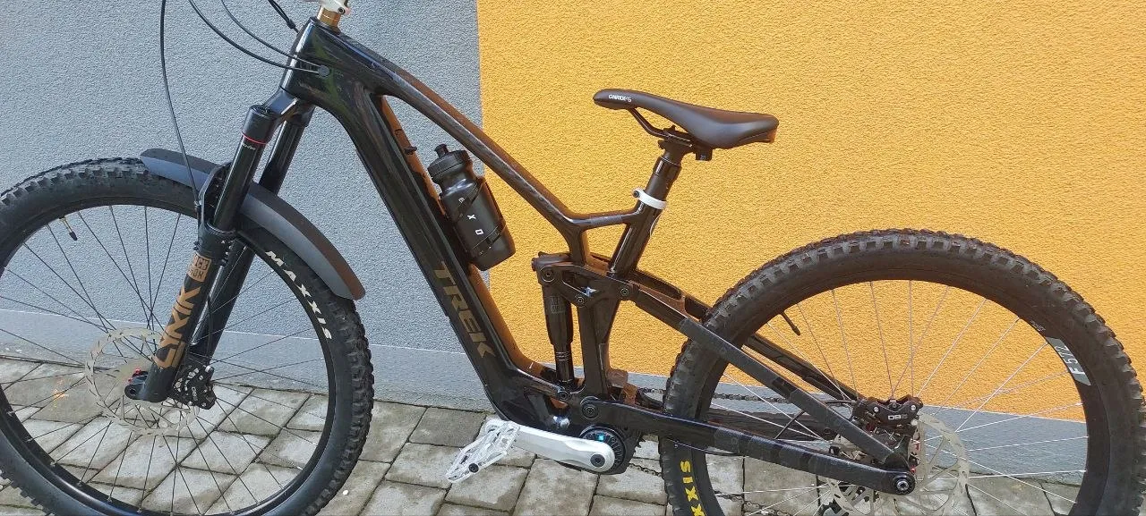 Електровелосипед Trek Fuel EXe Light Carbon OCLV M фото 4
