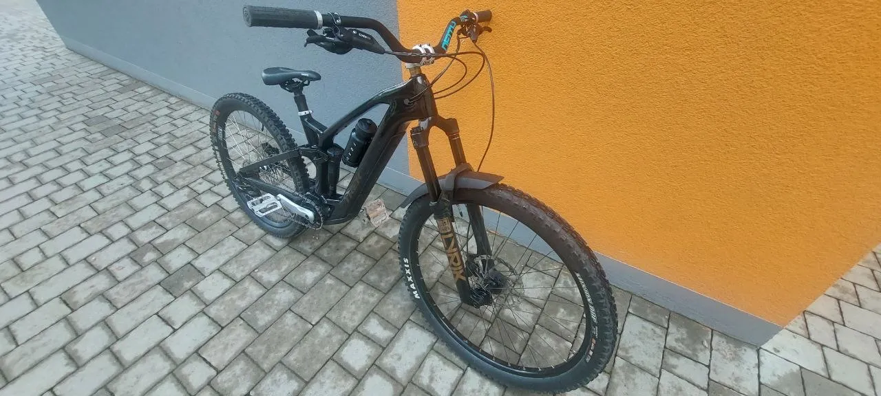 Електровелосипед Trek Fuel EXe Light Carbon OCLV M фото 2