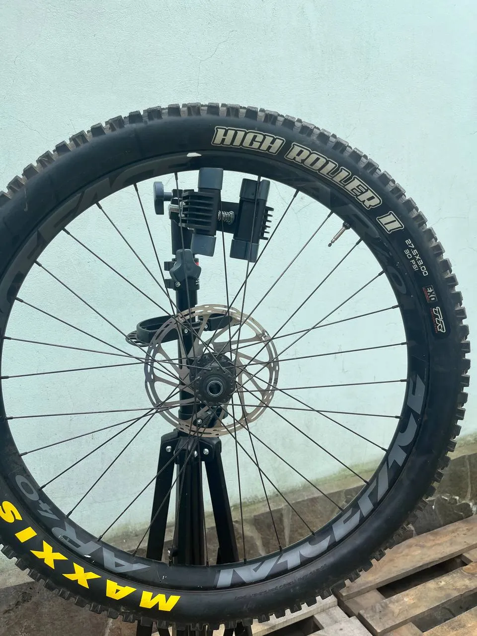 Колесо переднє 27.5 Race Face + Maxxis High Roller 2 фото 2