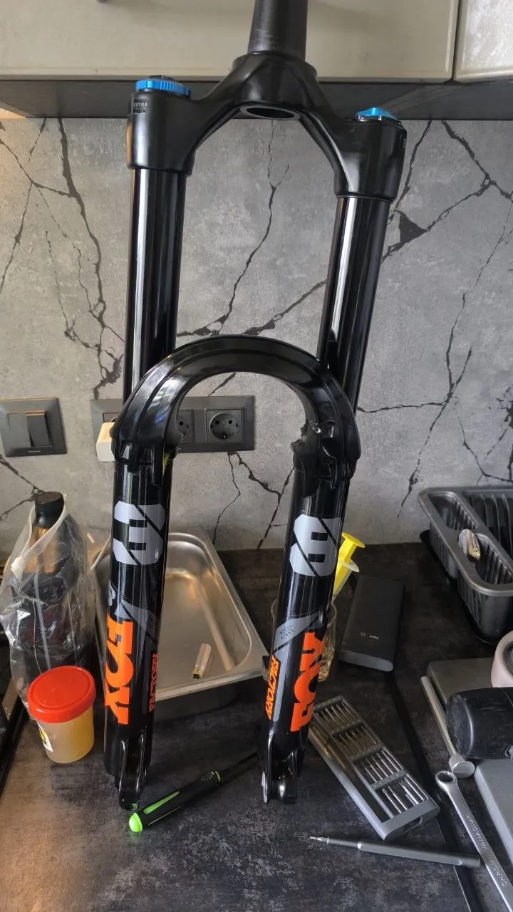 Вилка Fox 38 Performance Elite Grip2 180mm 27.5 фото 1