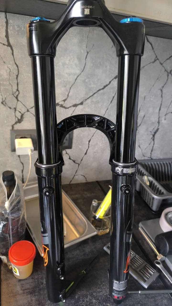 Вилка Fox 38 Performance Elite Grip2 180mm 27.5 фото 2
