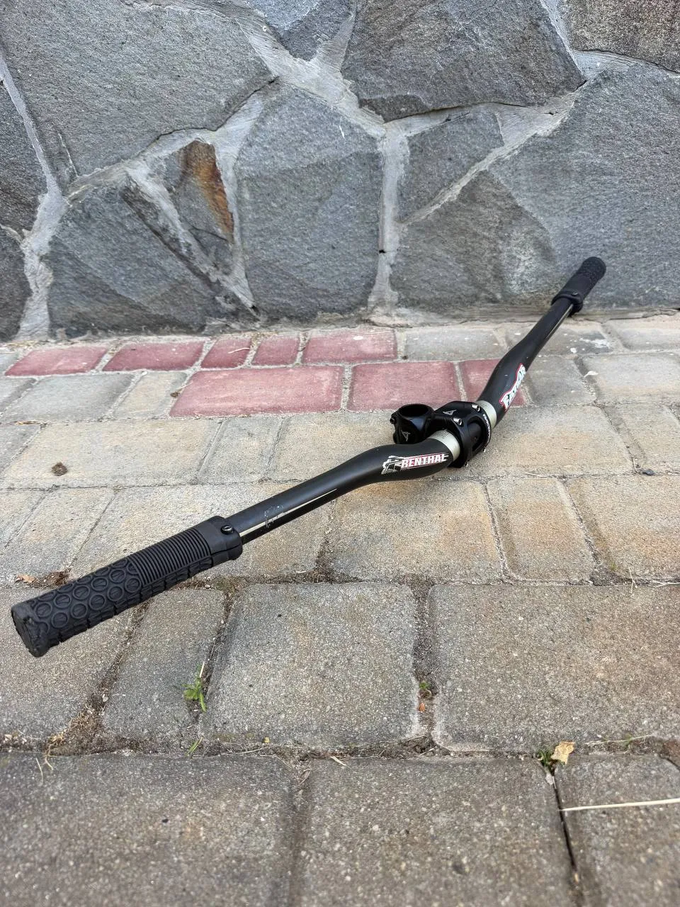 Руль Renthal Fatbar Carbon + винос Race Face Aeffect R + грипси SDG фото 1