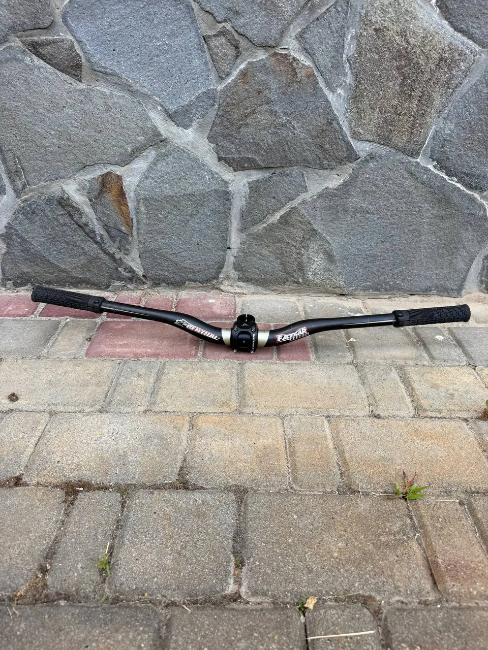 Руль Renthal Fatbar Carbon + винос Race Face Aeffect R + грипси SDG фото 2