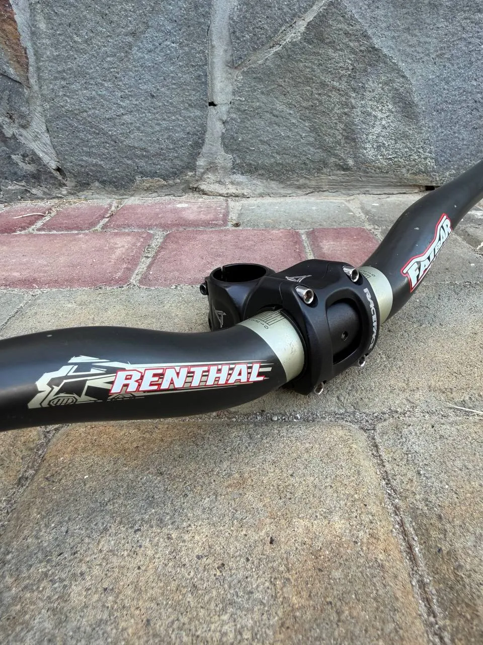 Руль Renthal Fatbar Carbon + винос Race Face Aeffect R + грипси SDG фото 3