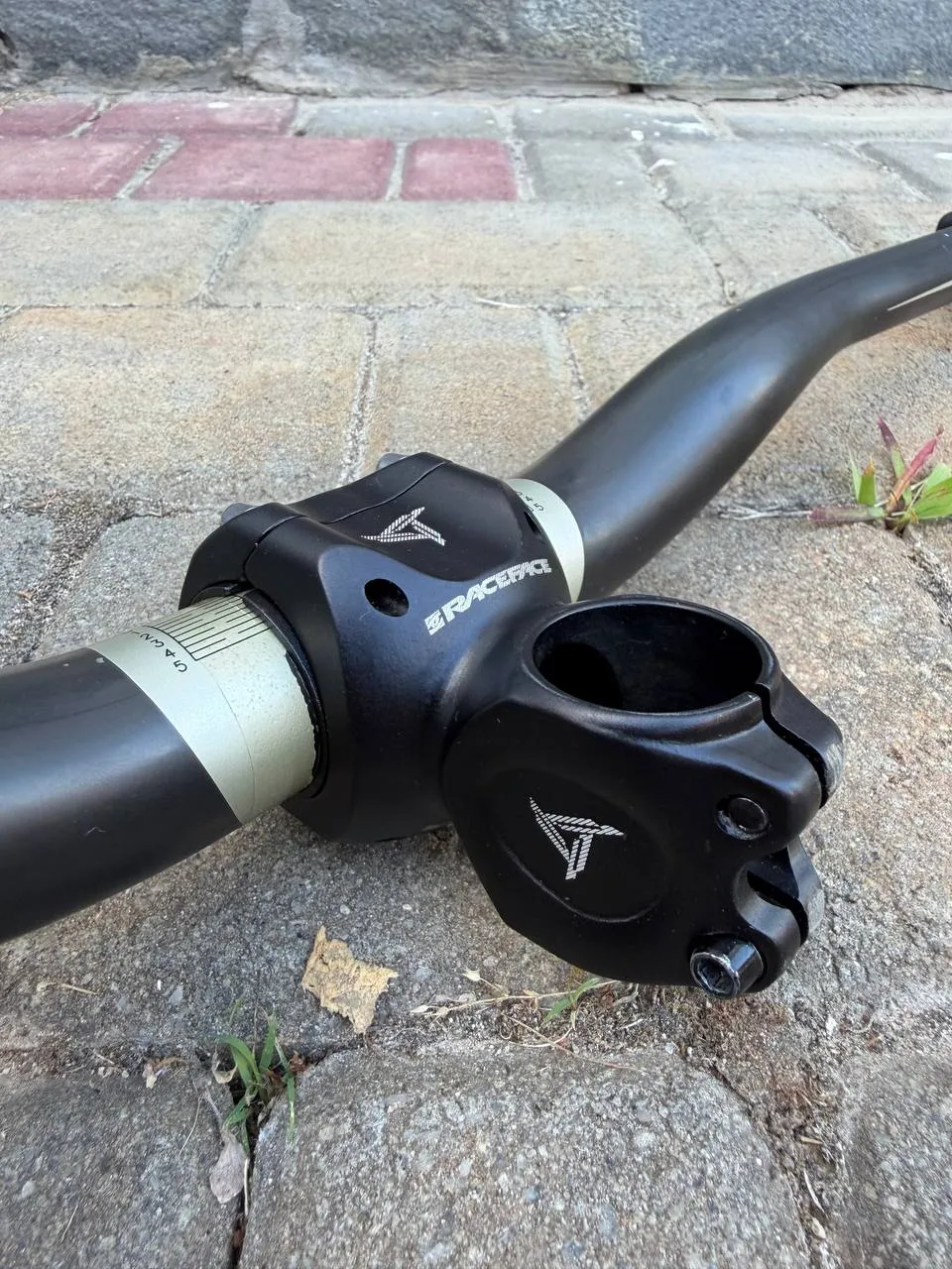 Руль Renthal Fatbar Carbon + винос Race Face Aeffect R + грипси SDG фото 4