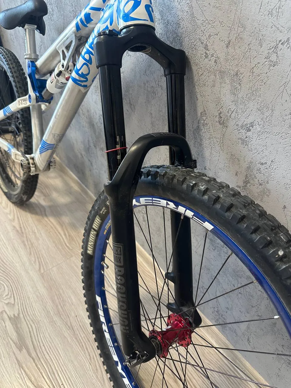 Вилка RockShox Yari 180mm фото 1