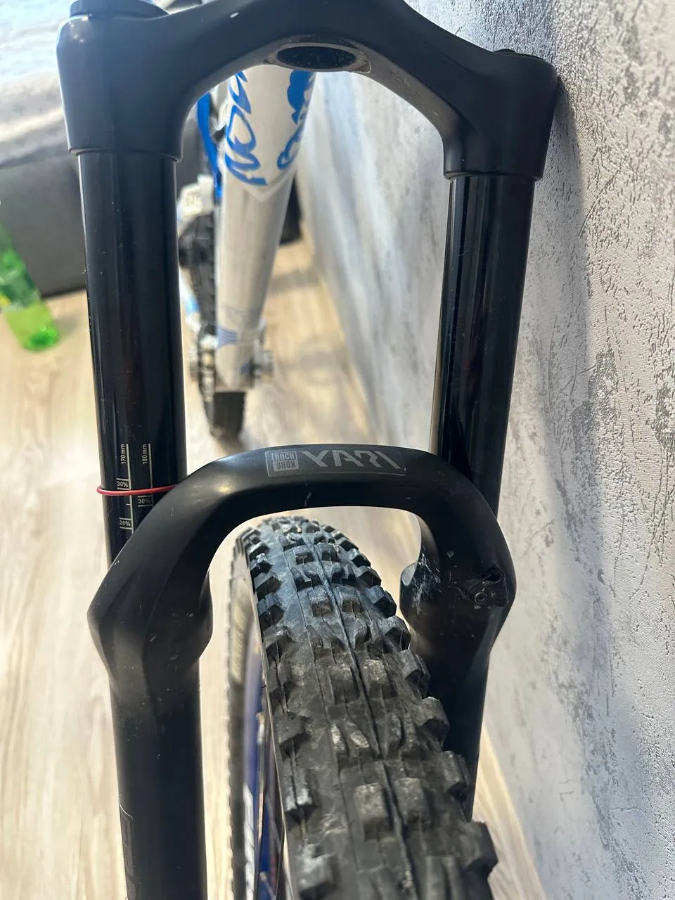Вилка RockShox Yari 180mm фото 2