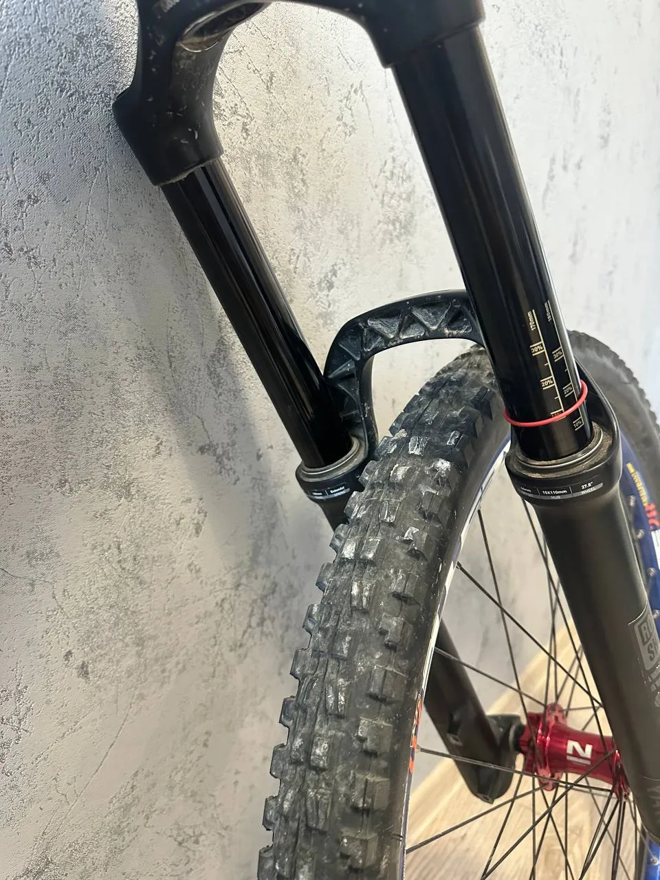 Вилка RockShox Yari 180mm фото 3