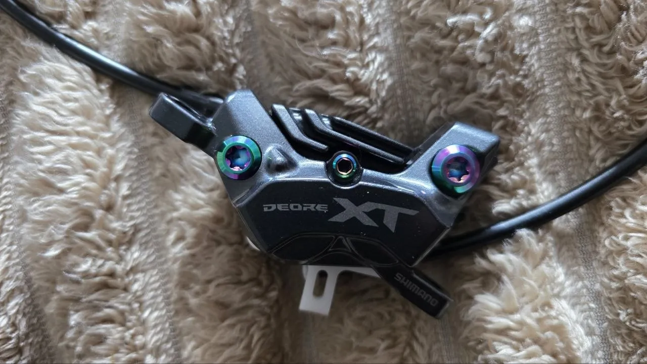 Гальмівний каліпер Shimano Deore XT 8200 з титановими болтами фото 1