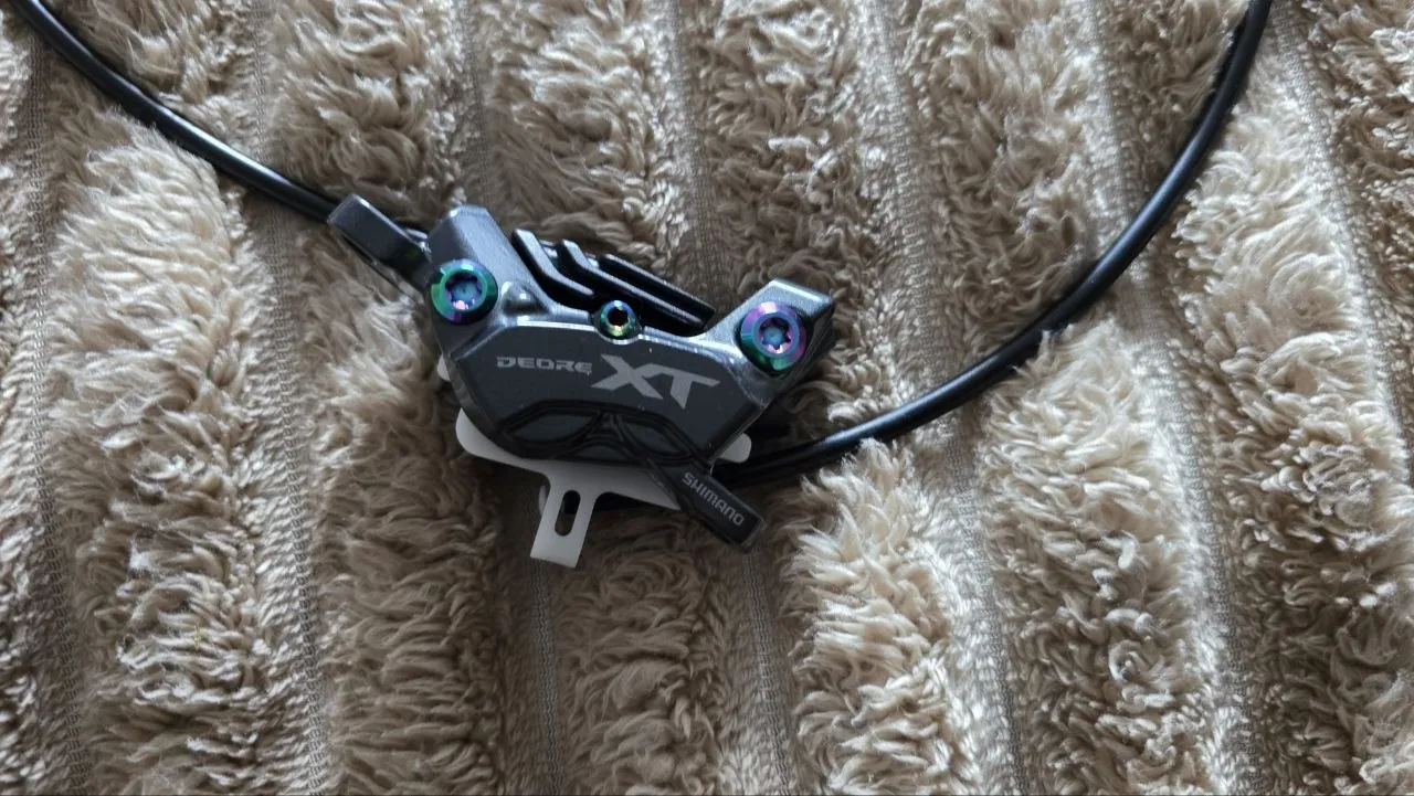 Гальмівний каліпер Shimano Deore XT 8200 з титановими болтами фото 3
