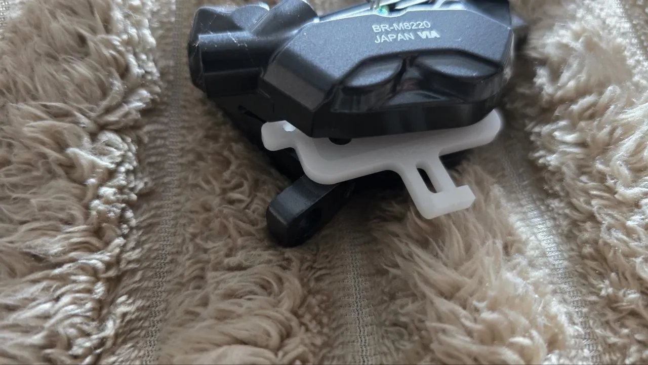 Гальмівний каліпер Shimano Deore XT 8200 з титановими болтами фото 4