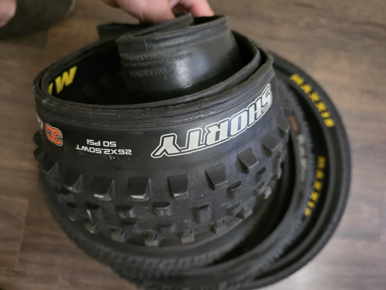 Maxxis Shorty 26" 2.5 + Continental X-King 26" 2.4 фото 3