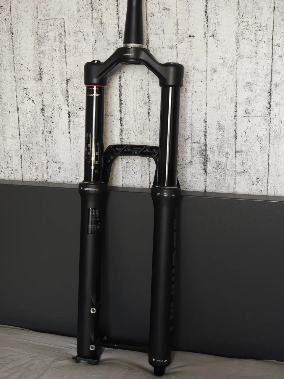 RockShox Domain R 29" 180 мм вилка фото 6