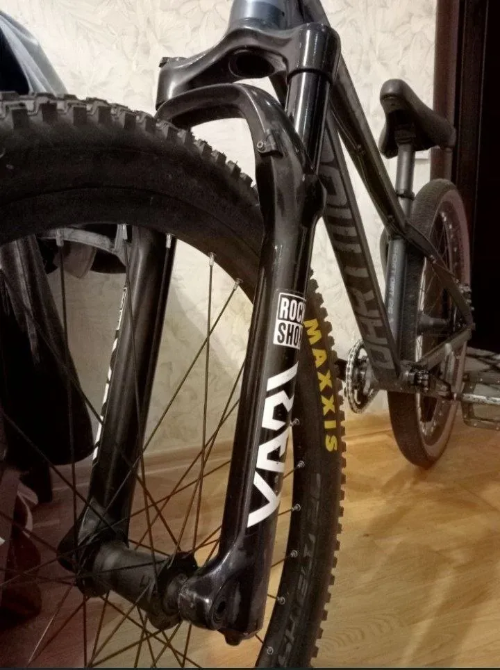 Rock Shox Yari передня вилка 100mm 27.5 фото 4