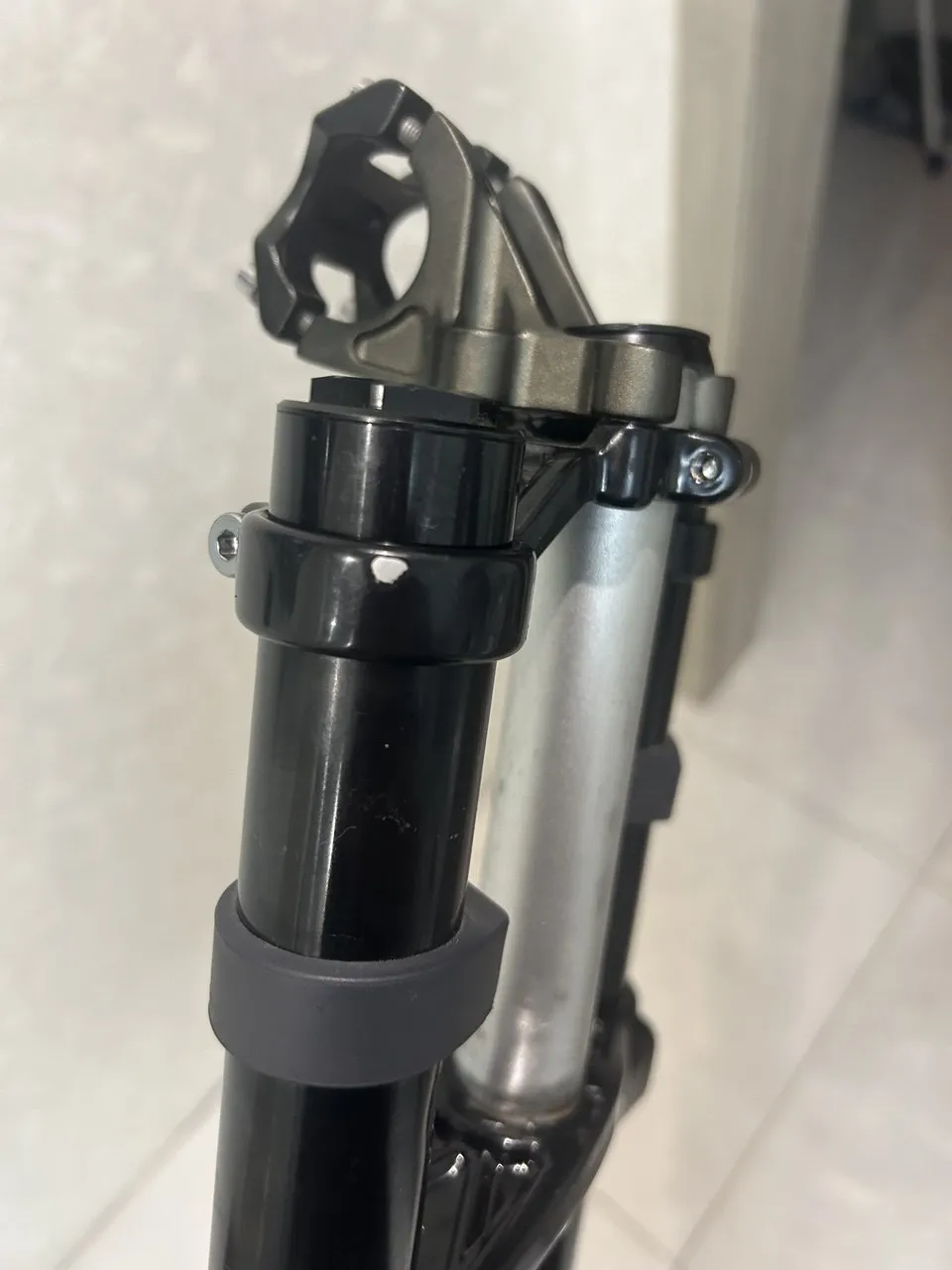 Вилка Rock Shox Boxxer RC 200mm + винос Kore фото 10
