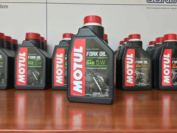 Motul Fork Oil — вся серія олив фото 1
