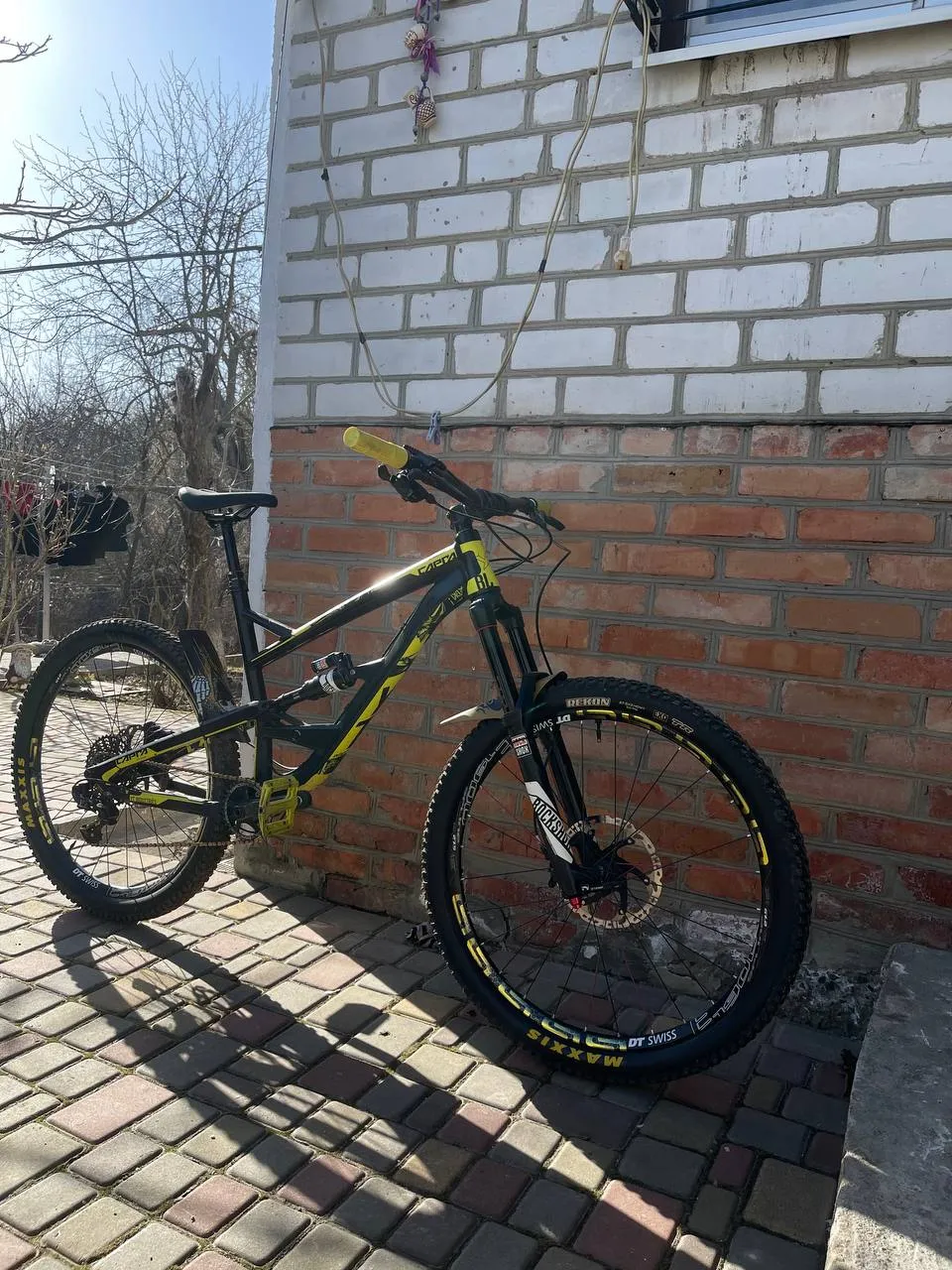 YT Capra 2017 CF frame L + RockShox Yari + Monarch Plus RC3 фото 1