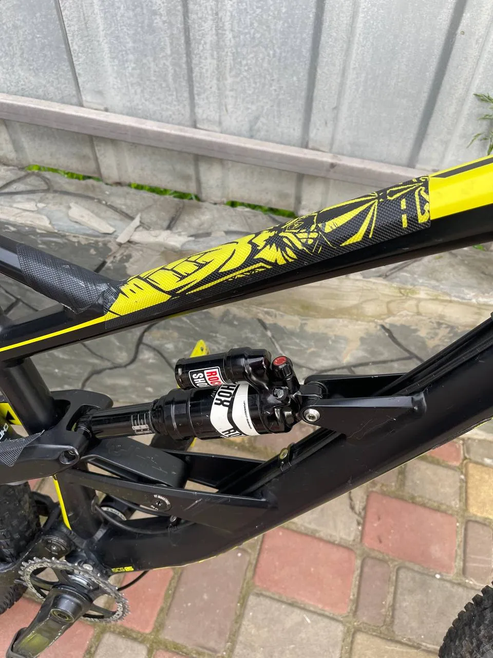 YT Capra 2017 CF frame L + RockShox Yari + Monarch Plus RC3 фото 3