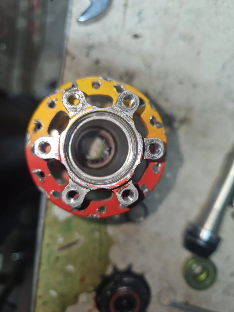 Втулка Dartmoor Revolt 135x10 Miami Vice на болтах фото 4