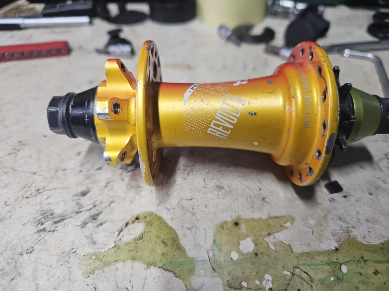 Втулка Dartmoor Revolt 135x10 Miami Vice на болтах фото 1