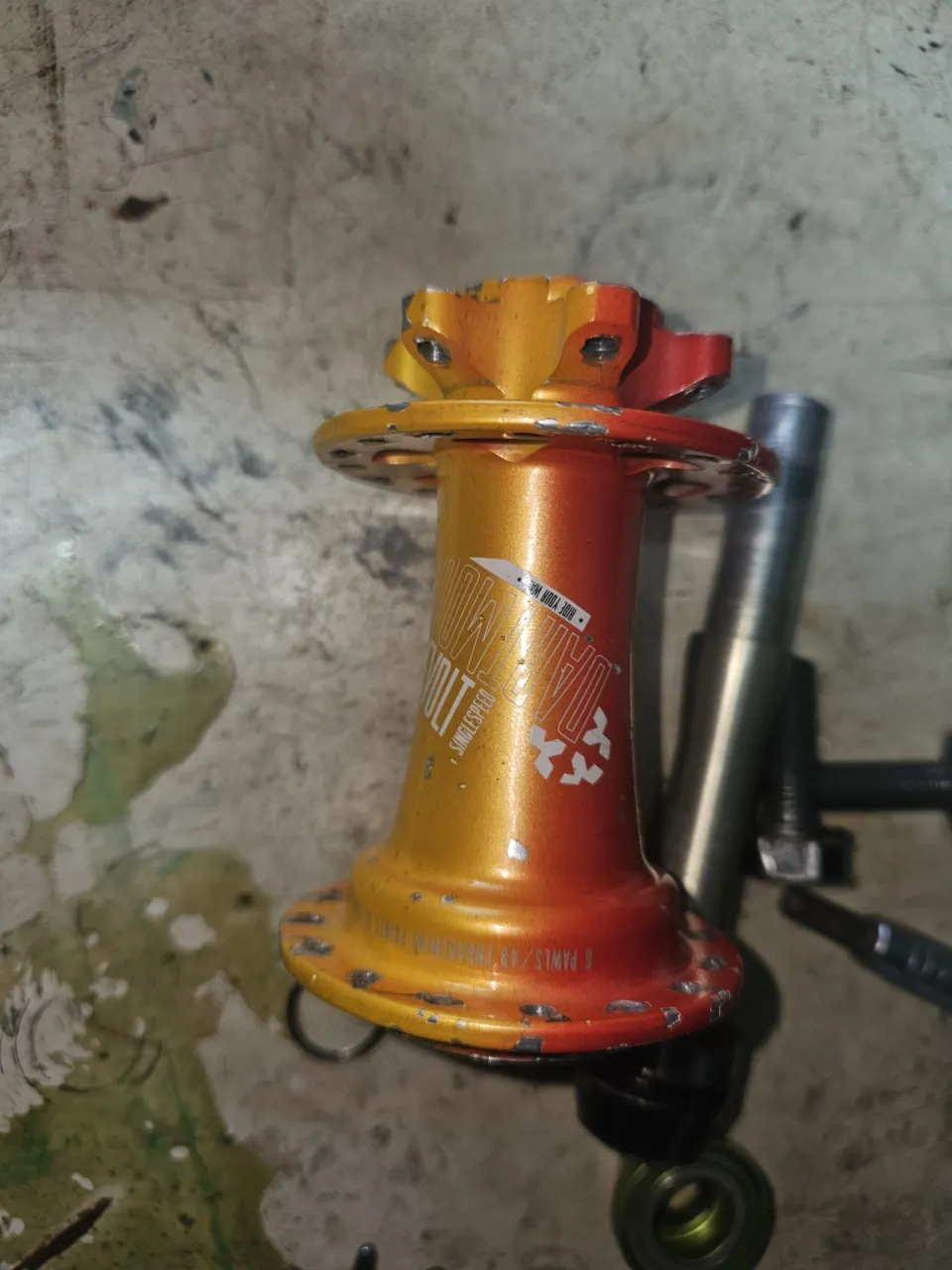 Втулка Dartmoor Revolt 135x10 Miami Vice на болтах фото 2