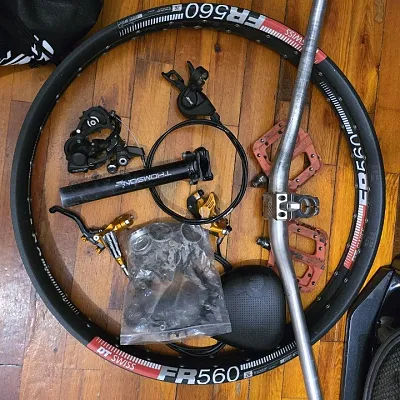 DT Swiss 560 обода + винос та руль + педалі Raceface Atlas + гальмо Hope V4 + трансмісія Shimano + касета та ланцюг + пі