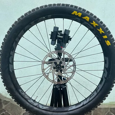 Колесо переднє 27.5 Race Face + Maxxis High Roller 2