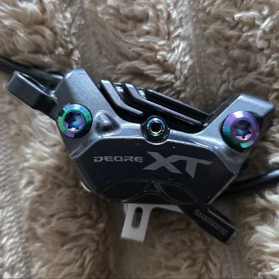 Гальмівний каліпер Shimano Deore XT 8200 з титановими болтами