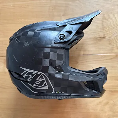Troy Lee Designs D4 Carbon шолом XL