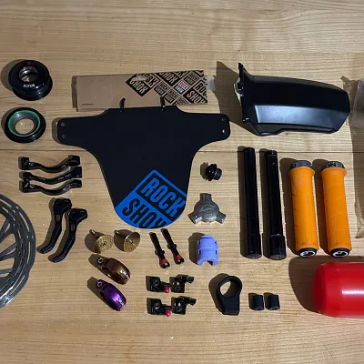 Вісь Fox 40 + підсідельник Title + грипси Ergon + ручки SRAM Maven