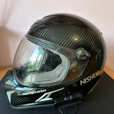 Шолом NISHUA Enduro Carbon + акустика JBL