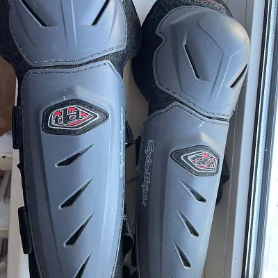 Захист коліна Troy Lee