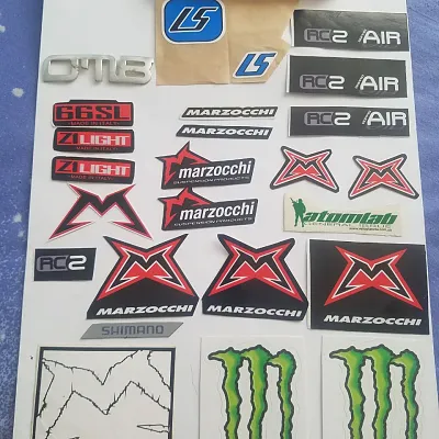Наклейки + Пружина + Каретка + Сумка + Годинник Marzocchi та Monster Energy