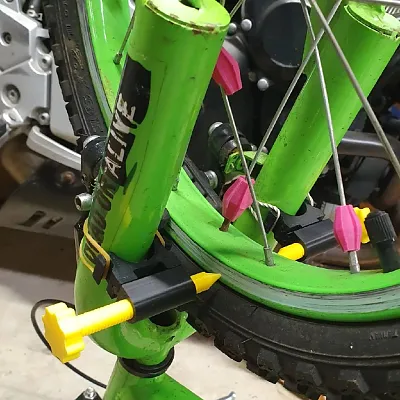 Інструмент для центрування велосипедних коліс