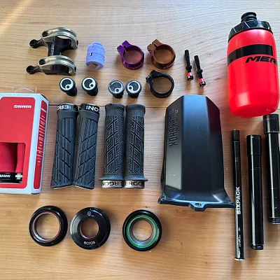 Гріпси + зажим + крило + вісь + ніпелі Fox, Ergon, SRAM, Burgtec