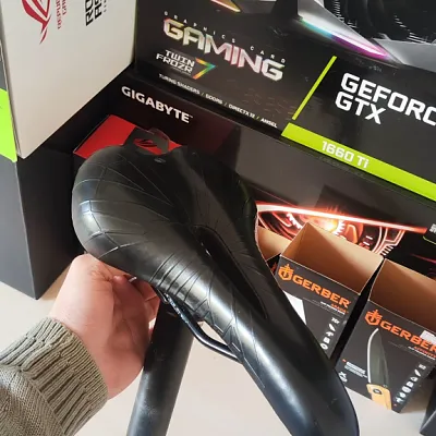 Сідло Ghost + підсідельний штирь Bontrager